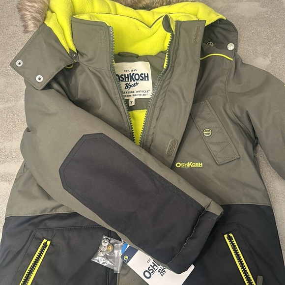 NWT Warm and Stylish Winter Coat Jacket with Removable Hood - Picture 4 of 5